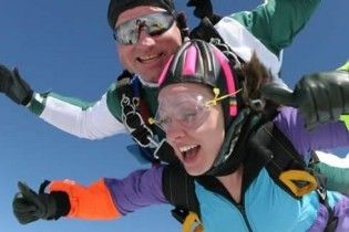Спілкування з гарною жінкою для чоловіка - стрес, подібний до стрибка з парашутом