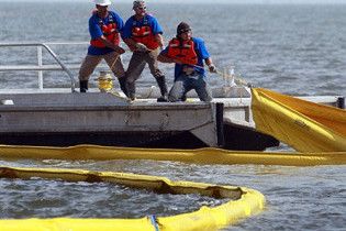 BP почала відкачувати нафту з пошкодженої свердловини у Мексиканській затоці