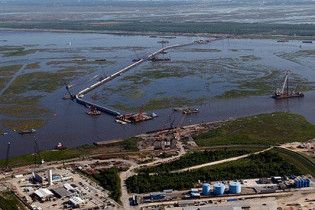 Борців з нафтовою плямою біля берегів Луїзіани вразила невідома хвороба