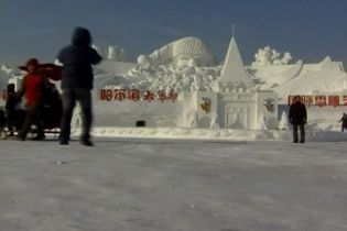 У Китаї створили найбільшого у світі Діда Мороза зі снігу