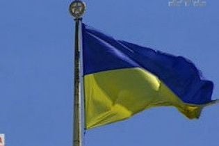 На Запоріжжі п’яні дівчата сплюндрували й підпалили державний прапор