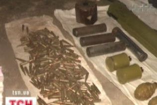 Пенсіонер колекціонував вибухівку, дитяче порно й фальшиві долари