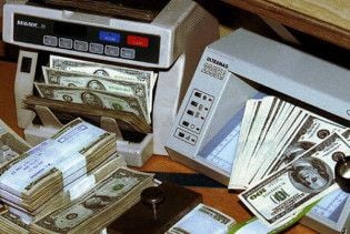 Ющенко: українці припинили забирати гроші з банків