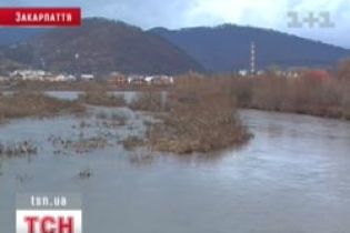 На Закарпатті підвищується рівень води (відео)