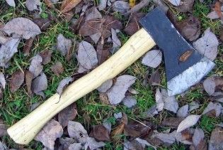 На зустріч з кандидатами люди приносять сокири й електрошокери