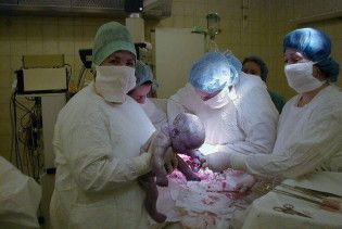 Жінка, яка 7 місяців знаходиться у комі, народила дитину