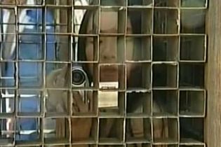 Гола художниця протестує проти нерівності (відео)