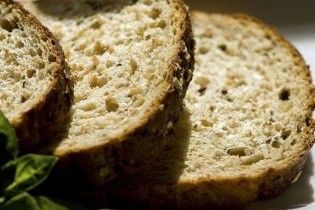 П'яні люди в чорному роздавали хліб від імені Януковича