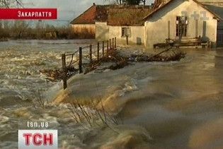 На Закарпатті затопило двадцять сіл, перекрито дороги