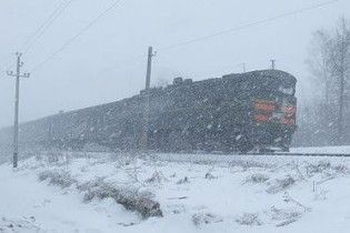 Через снігові замети затримуються поїзди