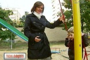 Агенства підбирають непрофесійних нянь, щоб заробити більше грошей