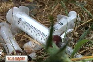 Українцям загрожує епідемія СНІДу через шприци наркоманів