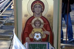 На честь Євро-2012 на іконі намалювали м'яч і футбольне поле