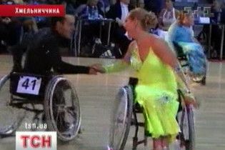 На Хмельниччині танцюристка на інвалідному візку стала мамою