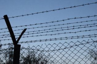 Молдова почала знімати колючий дріт на кордоні з Румунією