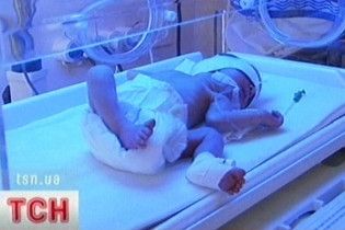 В Україні недоношеному немовляті легше народитися, аніж вижити
