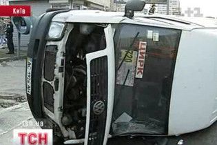 Жахливе ДТП у центрі Києва: BMW протаранив маршрутку з пасажирами