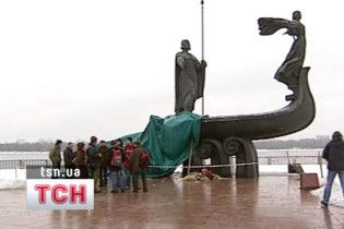 У Києві повернули на місце частину пам'ятника засновникам міста