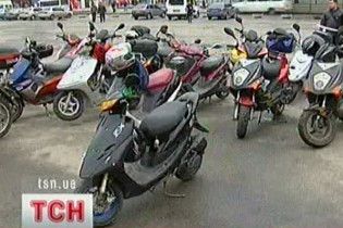 З 1 листопада водіїв мопедів штрафуватимуть