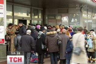 Вкладники влаштовують у банках спальні місця