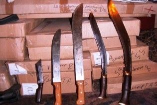На кордоні у мешканця Львова вилучили арсенал холодної зброї