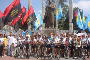 Учасників веломарафону на честь Бандери не пустили в Польщу
