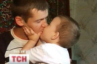 Самотні татусі повстали проти "жіночої змови" в судах