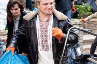 Олег Скрипка з друзями влаштував суботник