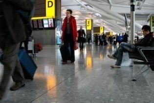 У британських аеропортах пасажирів перевірятимуть на свинячий грип