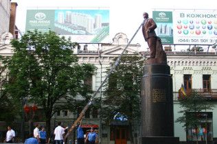 Націоналісти, які спотворили пам'ятник Леніну, виконували указ президента