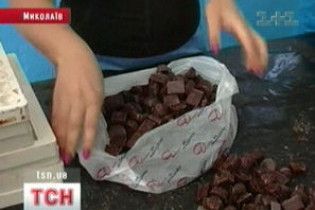 На Миколаївщині цукерки для дітей виготовляли в туалеті