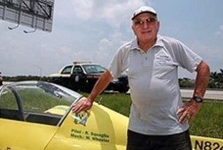 83-річний пілот посадив літак посеред переповненого шосе