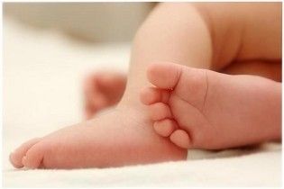 Мати ламала двомісячній дитині ребра та обливала окропом, щоб змусити замовкнути