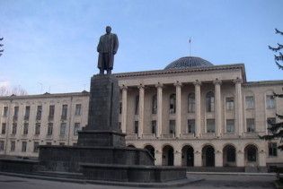 У рідному місті Сталіна облили фарбою його пам'ятник