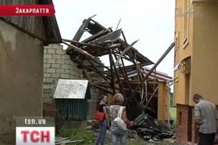Негода залишила мешканців Закарпаття без даху над головою