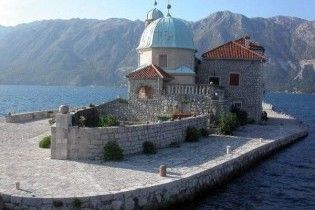 Українцям дозволили їздити в Чорногорію без віз