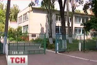 У Дніпропетровську директорка школи брала хабарі технікою