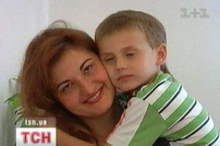 Італієць намагається відсудити в українки-матері сина