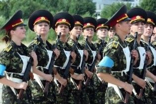 Українські жінки рятуються від кризи службою в армії