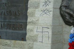На Бронзовому солдаті намалювали свастику та написали "Хайль Гітлер!"