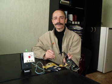 Григорій Чаусовський демонструє свій винахід (Фото: www.mig.com.ua)