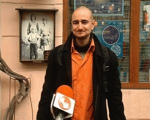 Артем Полежака, поет із Харкова