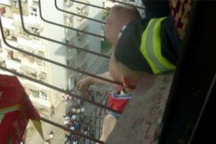 Під час падіння з 8-го поверху хлопчик вижив, зачепившись вухами за решітку