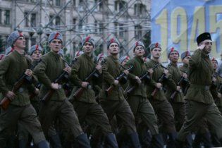 У Києві розпочався парад військ з нагоди 65-ї річниці Перемоги