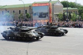 Під час параду в Харкові танки зіпсували асфальт