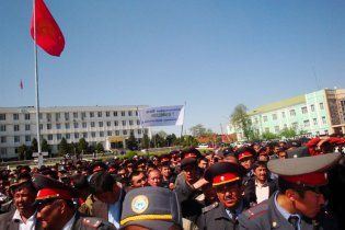 Киргизькі жінки відбили у нової влади місто Ош
