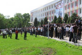 У Киргизії противники нової влади рушили країною скидати губернаторів