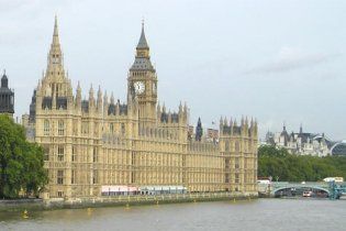 У Лондоні дівчина напала з ножем на депутата парламенту