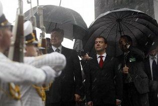 Янукович пояснив Мєдвєдєву, що дощ у Києві – це до грошей