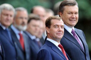 Західні ЗМІ: Янукович стоїть перед Москвою на задніх лапках